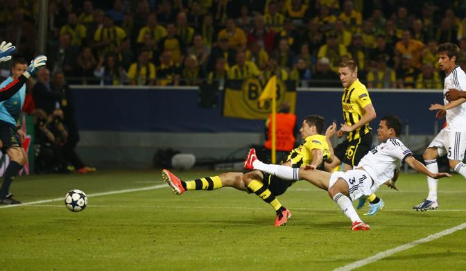 Lewandowski in agguato segna l'1-0. Reuters